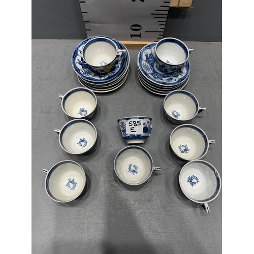 585E - 19th century Kraak ware tea cups + saucers. (10 cups + 11 saucers)