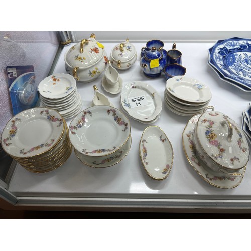 585H - Victorian miniature pottery + miniature blue staffordshire pottery