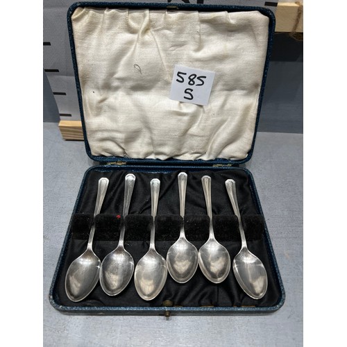 585S - Cased set silver tea spoons. approx 67g