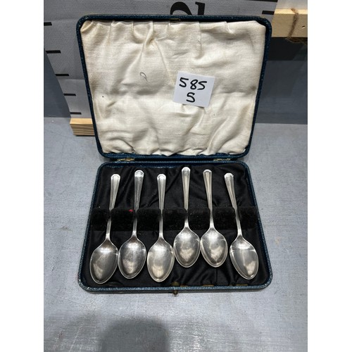 585S - Cased set silver tea spoons. approx 67g