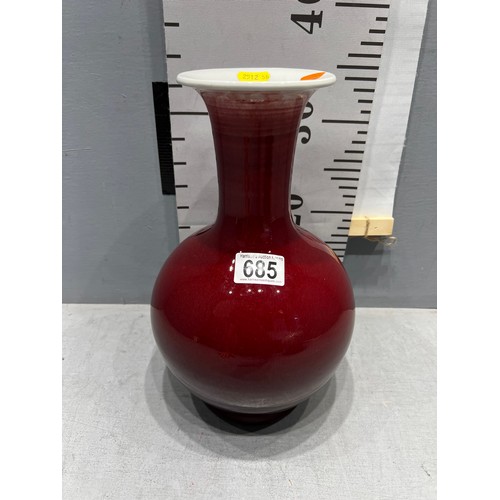 685 - Red Chinese vase