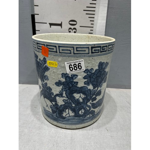 686 - Blue + white pot