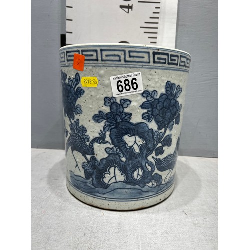 686 - Blue + white pot