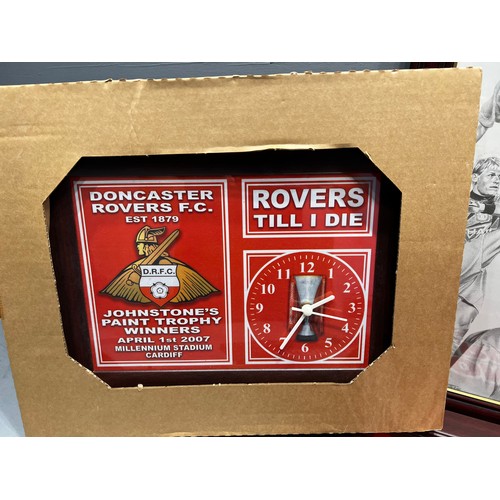 689 - Manchester United F.C picture + Doncaster Rovers clock + mirror