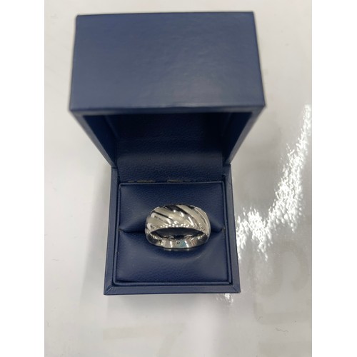 574 - 9ct white gold wedding ring. Size Q. approx 2.6g