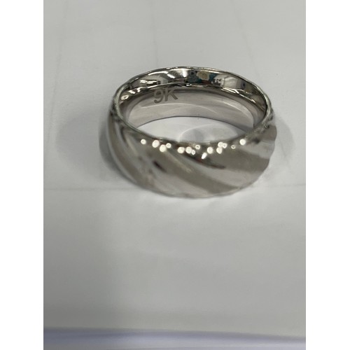 574 - 9ct white gold wedding ring. Size Q. approx 2.6g