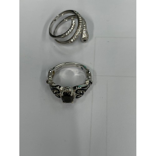 573 - Box silver jewellery. 4 silver rings, round pendant, pendant on silver chain. approx 21g