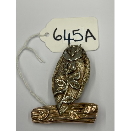 645A - White + Rose gold 9ct owl scarf clasp. approx 29.4g gross