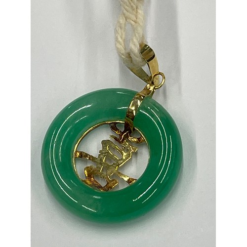 645C - Jade pendant with 9ct gold centre