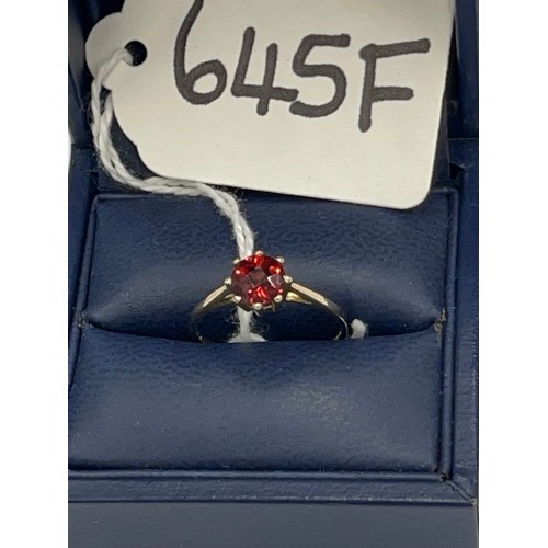 645F - 9ct gold red stone dress ring. Size L/M. approx 1.2g gross