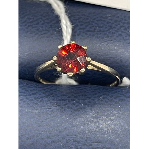 645F - 9ct gold red stone dress ring. Size L/M. approx 1.2g gross