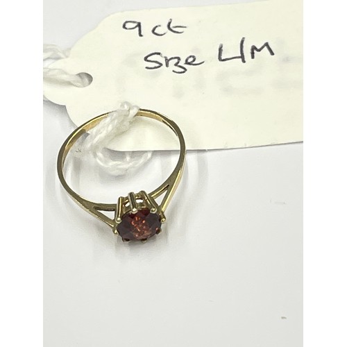 645F - 9ct gold red stone dress ring. Size L/M. approx 1.2g gross