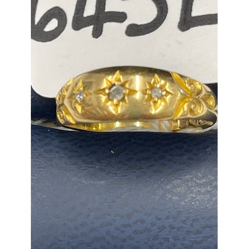 645L - 18ct gold ring with 3 diamonds. Size M. approx 3.3g gross