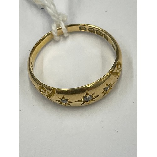 645L - 18ct gold ring with 3 diamonds. Size M. approx 3.3g gross