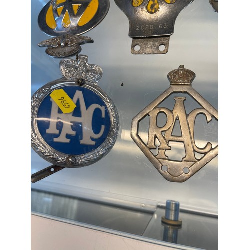 585C - Tub of AA and RAC car badges