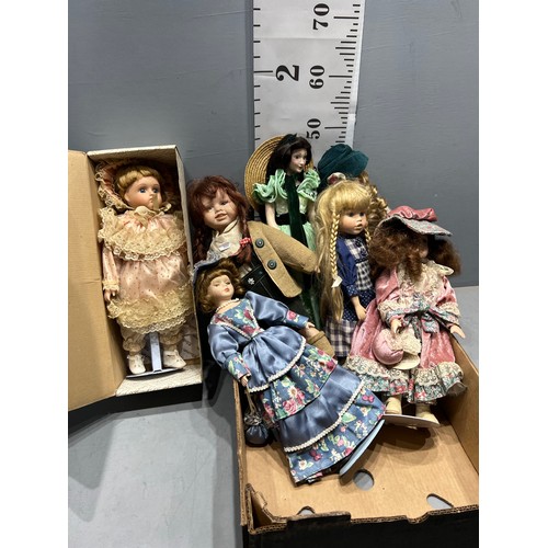 223 - Box porcelain dolls on stands