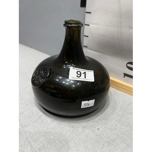 91 - Rare Onion wine bottle dated 1708 has seal on the front Jose Goodman