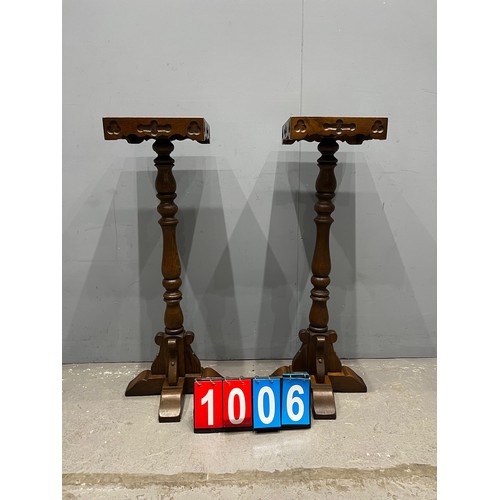 1006 - Great pair of old charm stands / columns