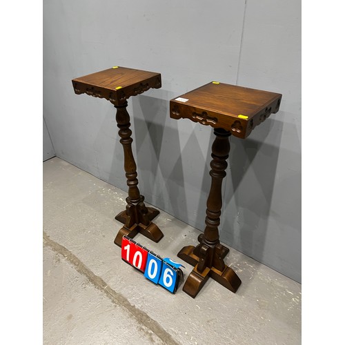 1006 - Great pair of old charm stands / columns