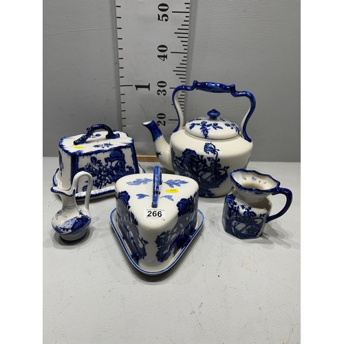 266 - 5 pieces Blue/White collection kettle, Cheese dishes etc