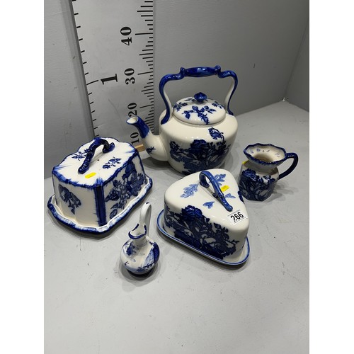 266 - 5 pieces Blue/White collection kettle, Cheese dishes etc