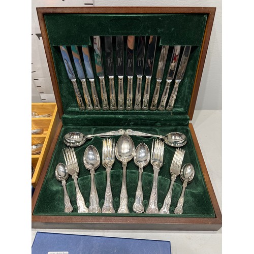 279 - Cutlery set in wooden box + tray cutlery in Kings pattern