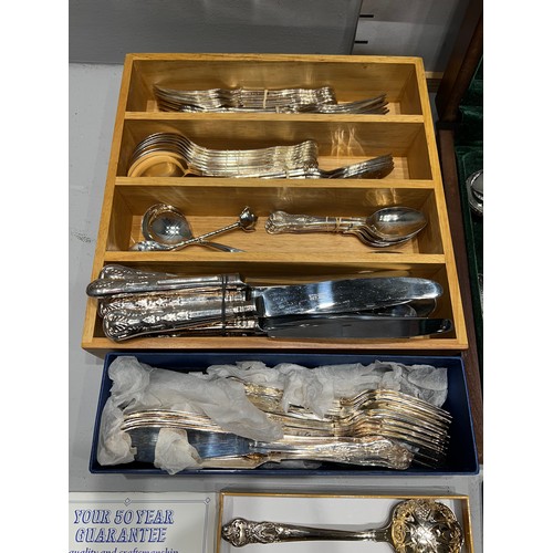 279 - Cutlery set in wooden box + tray cutlery in Kings pattern