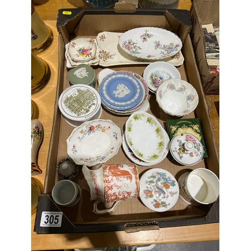 305 - Box collectable china trinkets, Wedgewood, Royal Albert, Royal Crown Derby etc