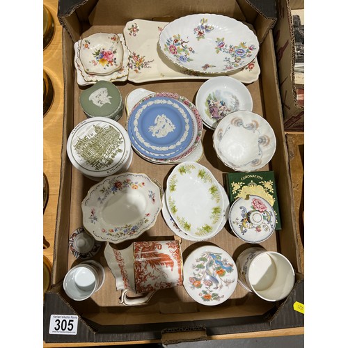 305 - Box collectable china trinkets, Wedgewood, Royal Albert, Royal Crown Derby etc