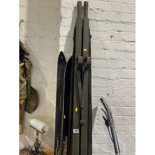 464 - 1 army stretcher + ski's