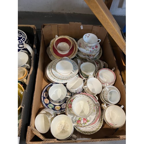 497 - 2 boxes pottery