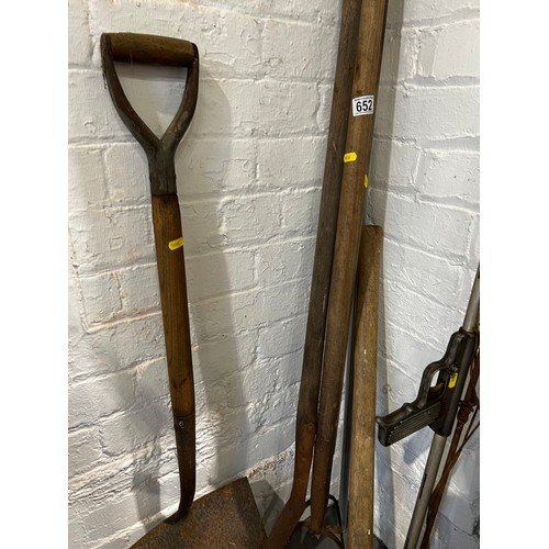 652 - Quantity vintage garden tools. Cooplands estate