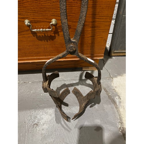 668 - Rare early Blacksmiths lifting tongs