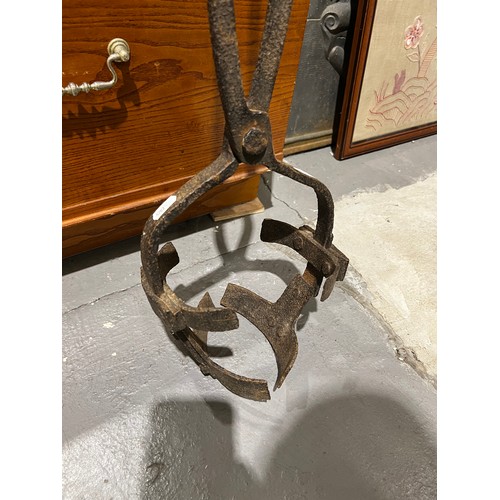 668 - Rare early Blacksmiths lifting tongs