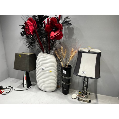 363 - 2 Black/White table lamps + 2 Black/White vases