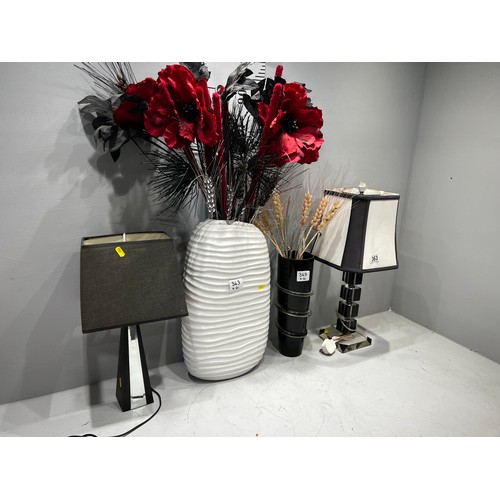 363 - 2 Black/White table lamps + 2 Black/White vases