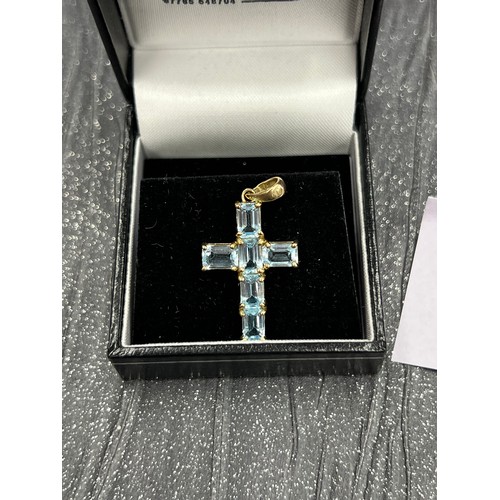 593 - 9ct gold Aquamarine cross pendant. Hallmarked. 1.9g gross