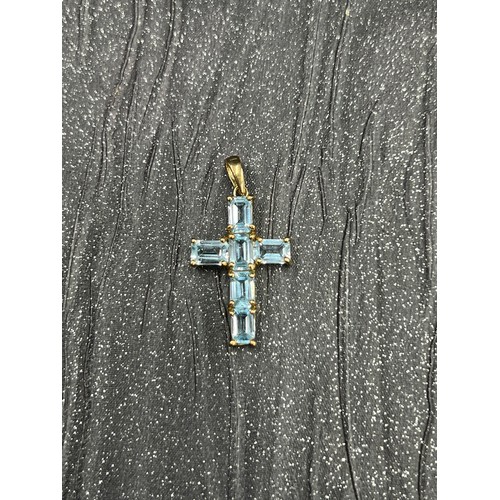 593 - 9ct gold Aquamarine cross pendant. Hallmarked. 1.9g gross