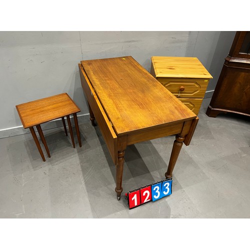 1233 - Vintage pine Sutherland table + pine chest + teak 2 nest