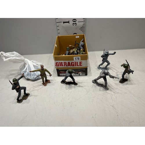 178 - Box plastic soldiers + bag soldiers
