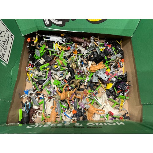 188 - Large box plastic soldiers, horses