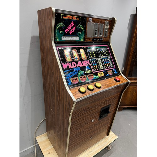 816 - Wild alien fruit machine 10p (lights up working) (paid out)