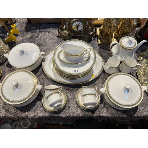 123 - Paragon 68 pieces dinner service