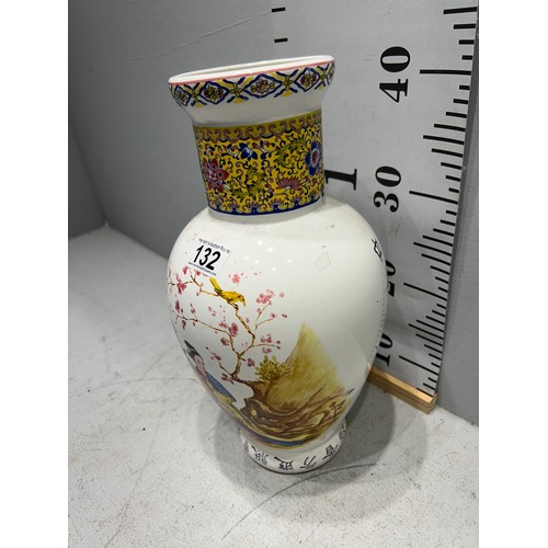 132 - Large Chinese vase