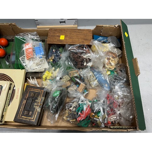 272 - Box toy soldiers, games etc