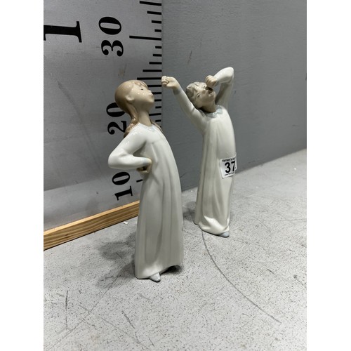 377 - 2 Lladro figures