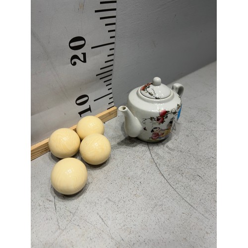 449 - Chinese tea pot + 4 snooker balls