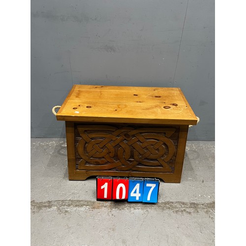 1047 - Vintage pine tribal blanket box with rope handles