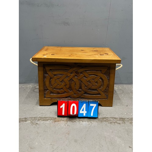 1047 - Vintage pine tribal blanket box with rope handles