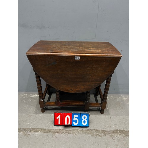 1058 - Oak drop leaf table on bobbin legs